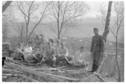 Tyske soldater tar en pause under bygging av stillinger på H