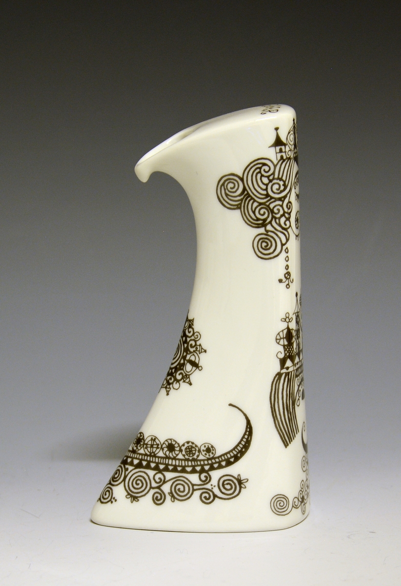 Eddikflaske av porselen med sort stilisert dekor av konge og dronning. Vid mot bunnen og med nebb til å helle av.
Dekor: Monarch