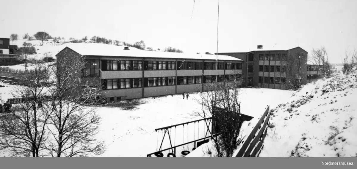Dalabrekka barneskole er en barneskole i Kristiansund, Møre og Romsdal. Skolen ligger på nordsiden av Kirkelandet, og tar stort sett i mot elever fra områdene Myra, Karihola, St. Hanshaugen og Dalen. Skolen er bygd i 1959, samt en mindre påbygning i 1998-1999.

Skoleåret 2006-2007 bestod personalet av 28 lærere inkl. administrasjonen, 9 ansatte i skolefritidsordningen, 1 fremmedspråklig morsmållærer og to merkantilt ansatte. I tillegg er det flere lærlinger ved virksomheten. Elevtallet svinger litt opp og ned, pr. 1. mars 2007 er antallet 344 elever, inndelt i 21 grupper fordelt på 7 trinn. -Bildet er fra avisa Tidens Krav sitt arkiv i tidsrommet 1970-1994. Nå i Nordmøre museums fotosamling.