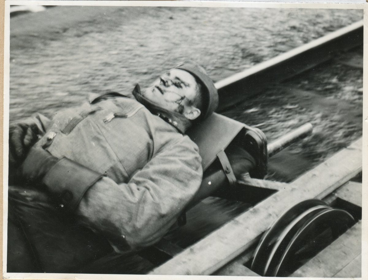 Död tysk pilot transporteras på järnväg vid riksgränsen under beredskapstiden.