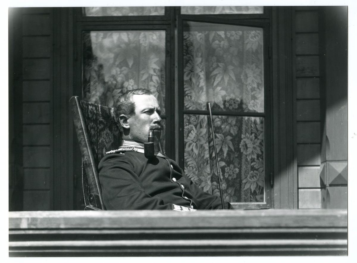 Officer på veranda 2 reg. Malmen omkr.1910
