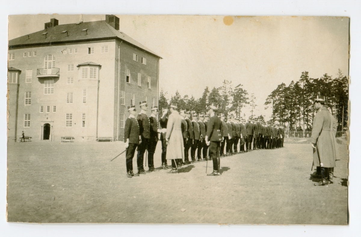 Officer hälsar på annan officer ur det långa militärledet på kasern-
gården.(Invigning av 2:a Livgrenadjärreg.1923.).