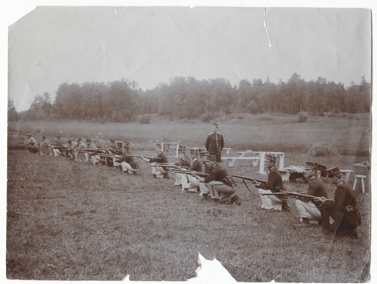 Militärer under skjutövning 1909.