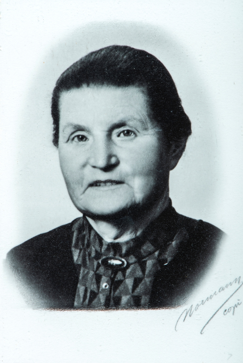 Portrett, Mathea Mikkelsen, født 7/4-1877, død 20/2-1961.
Bodde mesteparten av sitt voksne liv på Atlungstad gård, Ottestad, Stange.