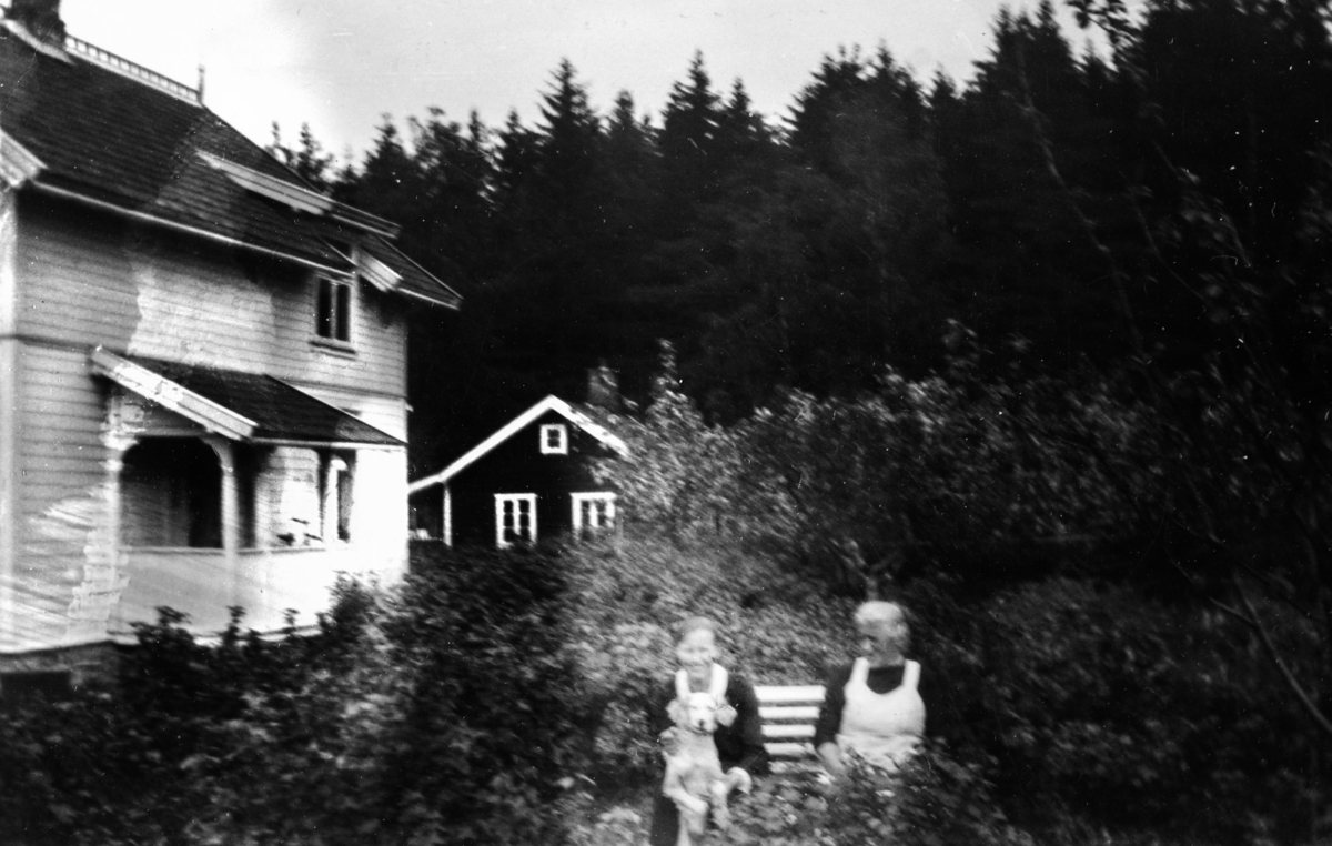 Nordhagen i Sandvika, Ottestad. Gammel-stua i bakgrunnen. Thor Anders Nordhagen bodde der. I gammelstua bodde hans onkel, Adolf Nordhagen. 2 ukjente damer sittende i hagen.