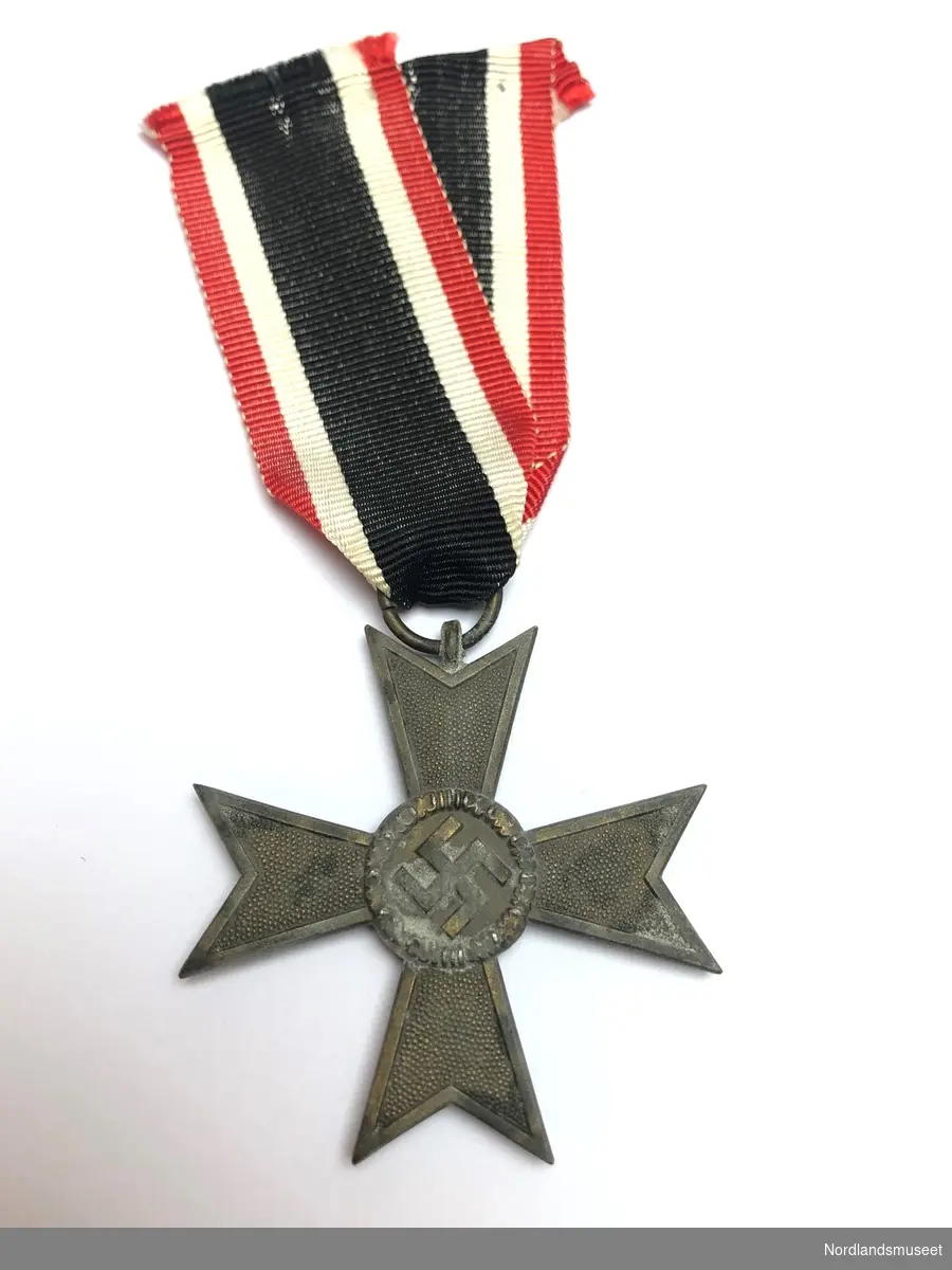 Maltesekors med eikeløvkrans og hakekors på forsiden, med årstall 1939 på baksiden. Medaljen er uten sverd.