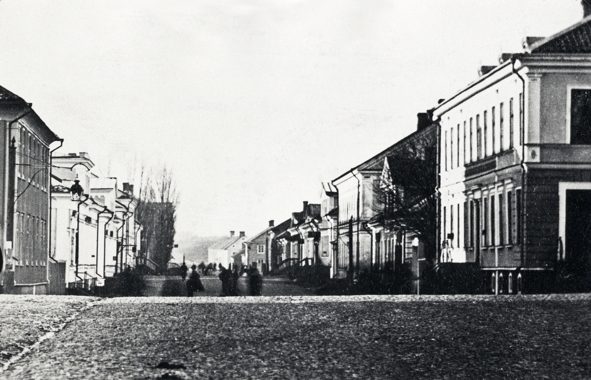 Storgatan, Växjö, från Stortorget, ca 1875. Närmast i bild till vänster kvarteret Unaman, till höger kvarteret Sunaman med bl a regementsläkare Wittlocks fastighet, följt av kvarteret Klostret.