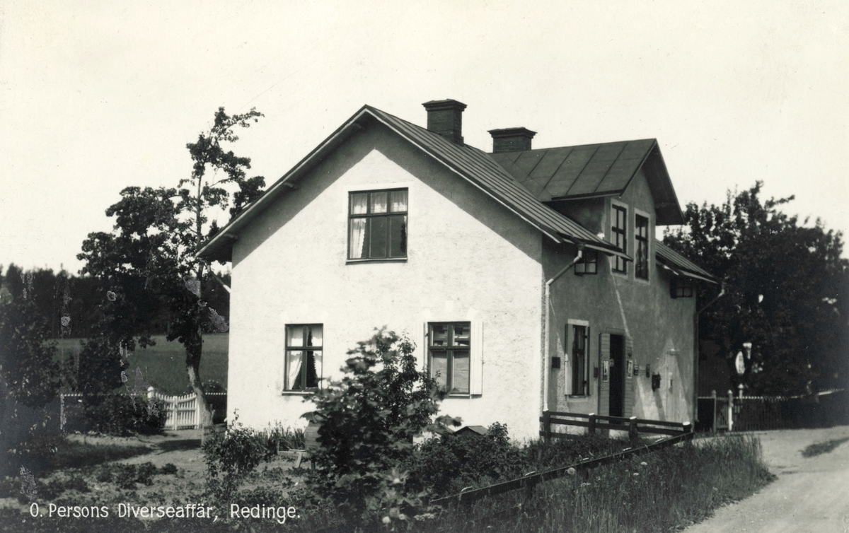 Från 1912 drev Oskar Perssons diverseaffär i lägenheten Lundstorp i Redinge norr om Grebo. Här ses affären i en något oskarp dokumentation från omkring 1930.