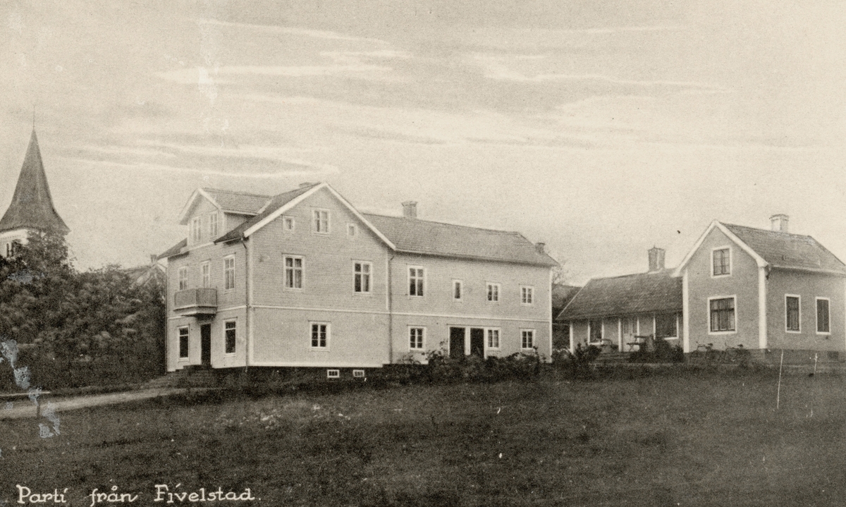 Villa Ödegård i Fivelstad uppfördes omkring 1912 av grosshandlare Elam Andersson. År 1922 tillbyggdes fastigheten för att nå en ansenlig storlek. I bottenplanet drev Elam specerihandel, vilken med sitt säljande läge invid landsvägen vidare fick efterträdare i Petrus Andersson, makarna Lundinger och Gustaf Olsson med flera.