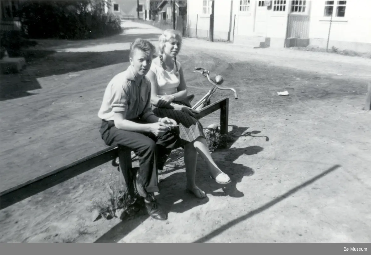 Ungdom ved rampa ved posthuset på Hørte

Torleif Hegna (Hesthegna) 1961