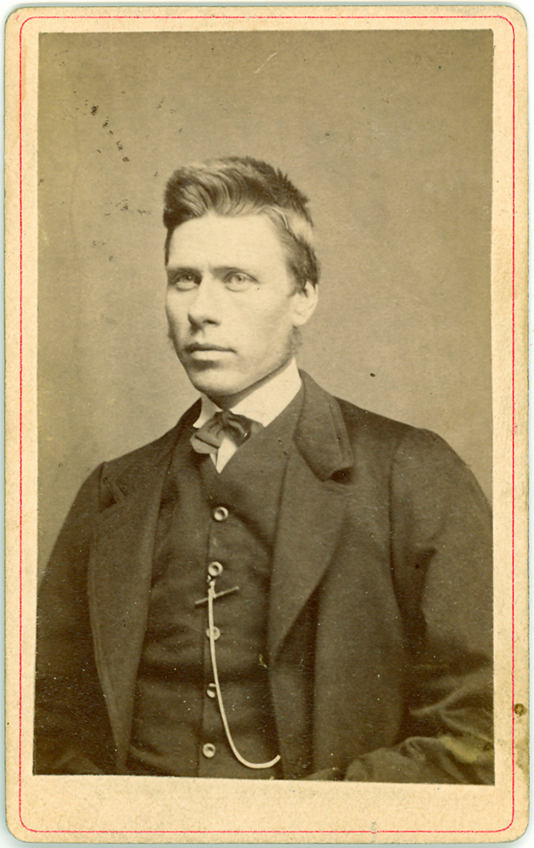 Brystbilde av yngre mann; sølvsmeden Andres O. Krosshaug i Bø