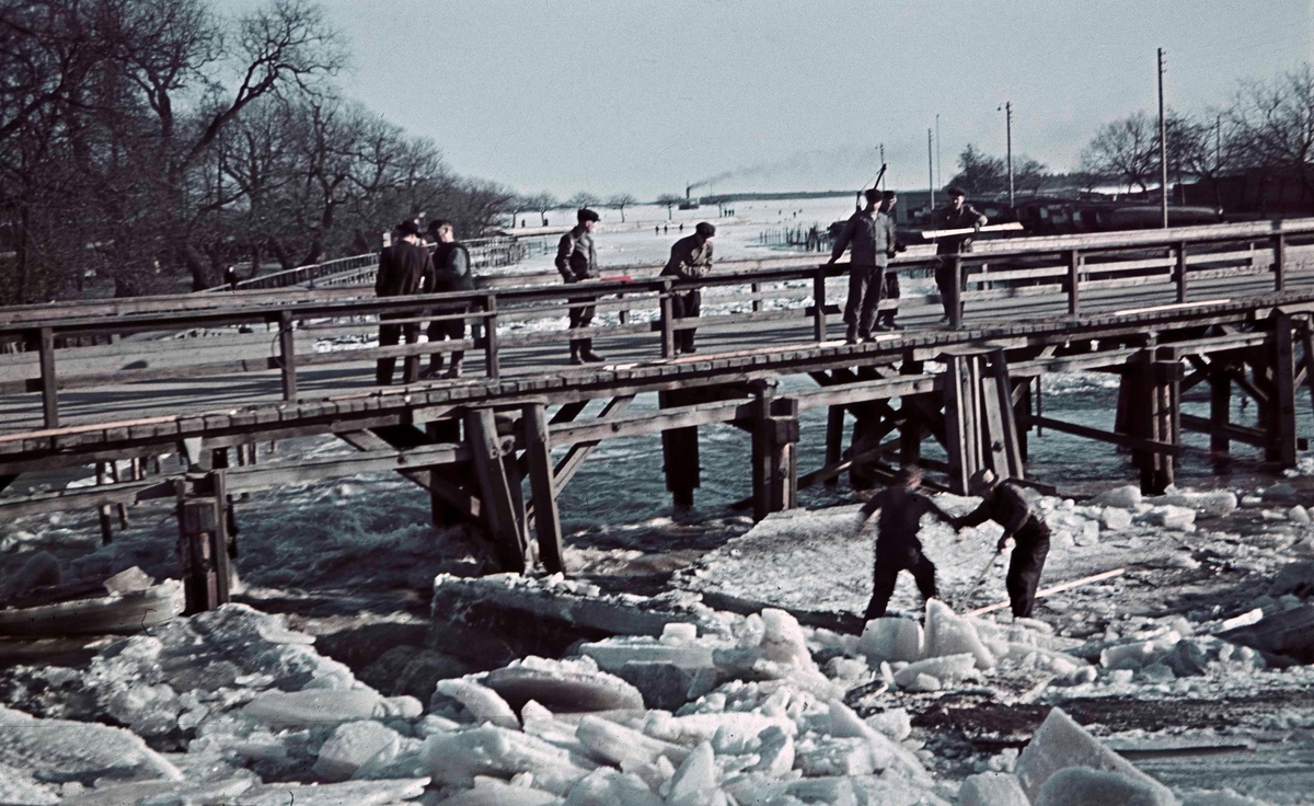 Personer vid Strandbron vintern 1944