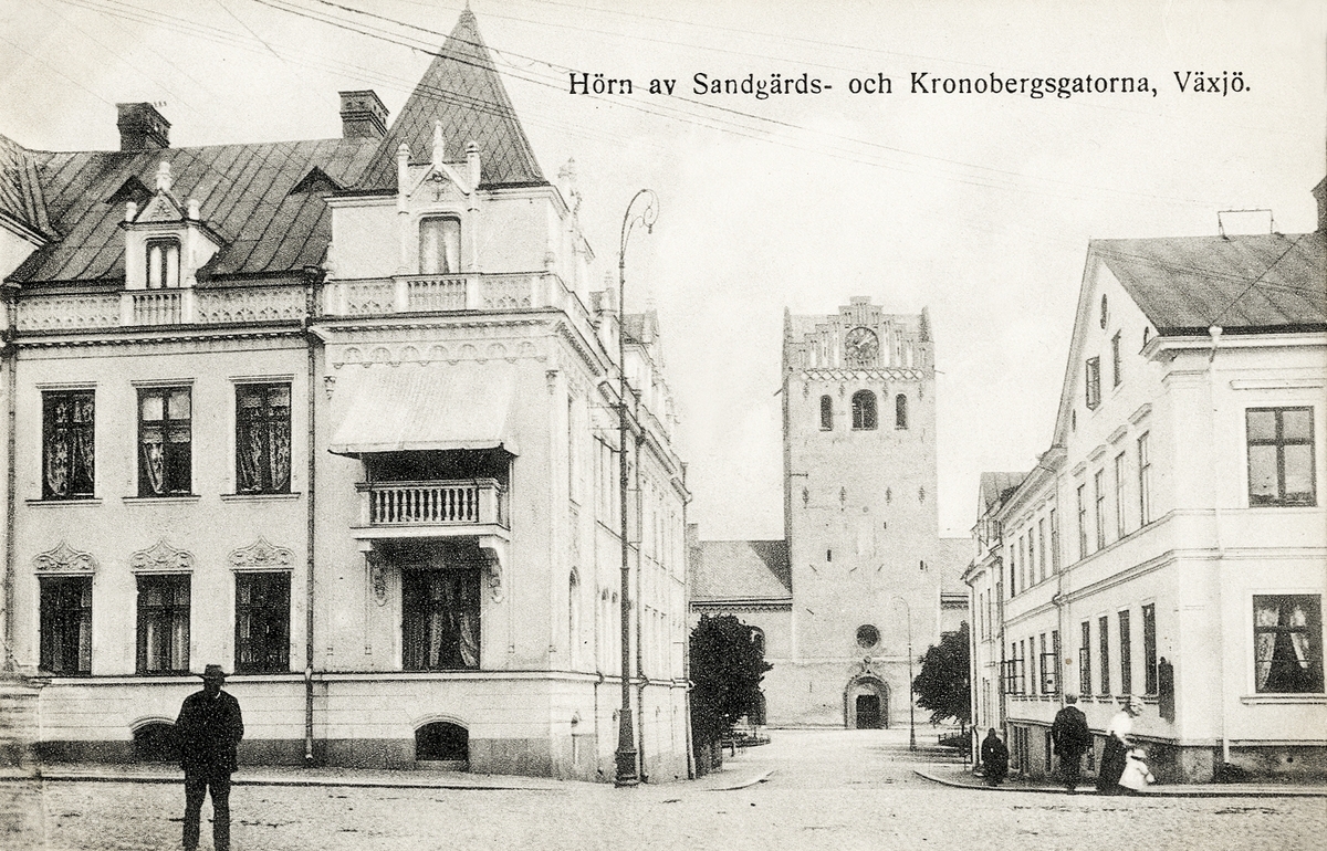 Hörnet av Kronobergsgatan - Sandgärdsgatan, ca 1910. Till vänster ser man apotekshuset, kv. Lejonet 3 och till höger några av husen i kvarteret Kristina, med domkyrkan i bakgrunden.