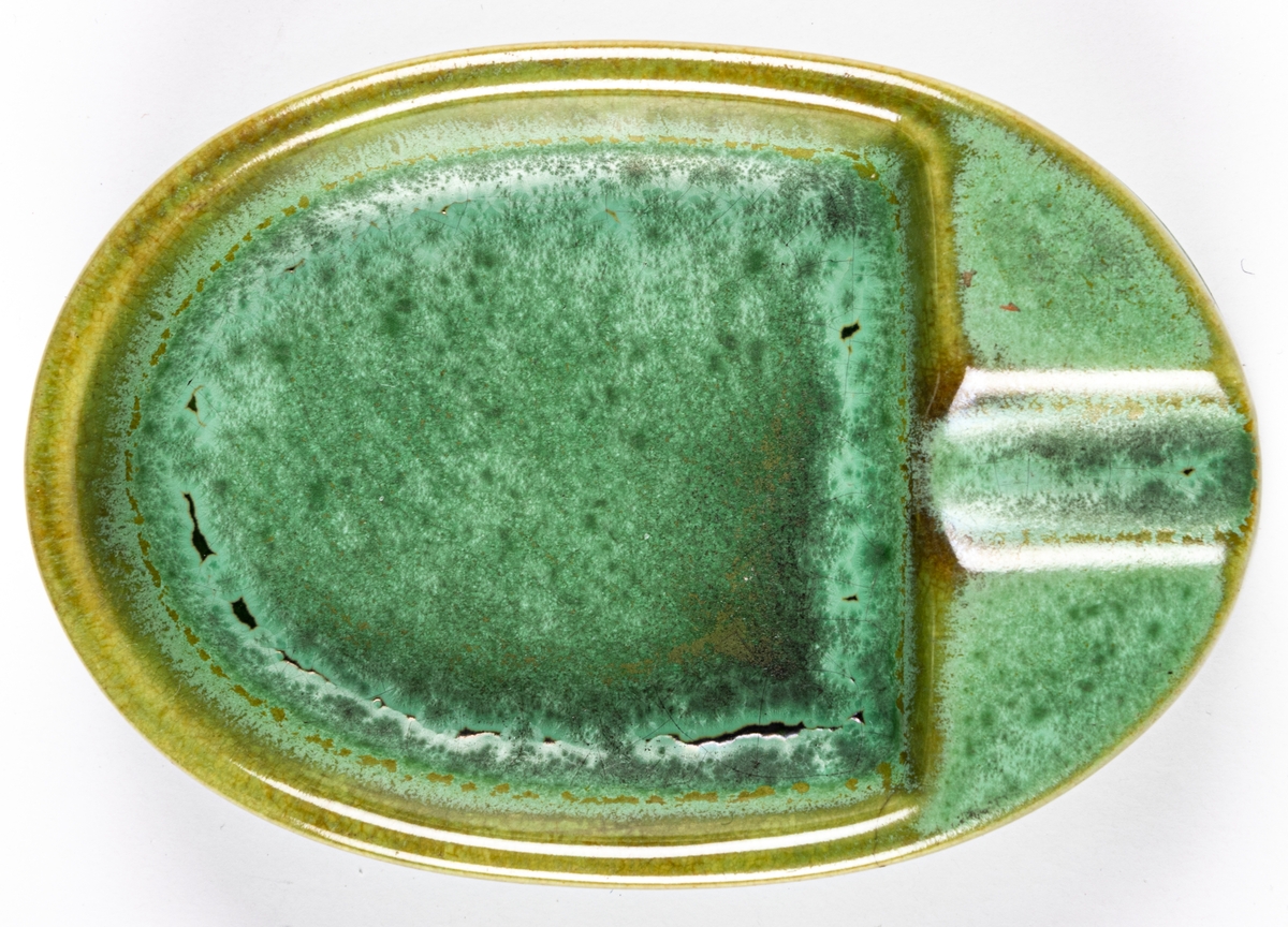 Askfat, grönglaserat med glasyr 1177, modell Q , 1933, tillverkad av Gefle Porslinsfabrik, Gävle.