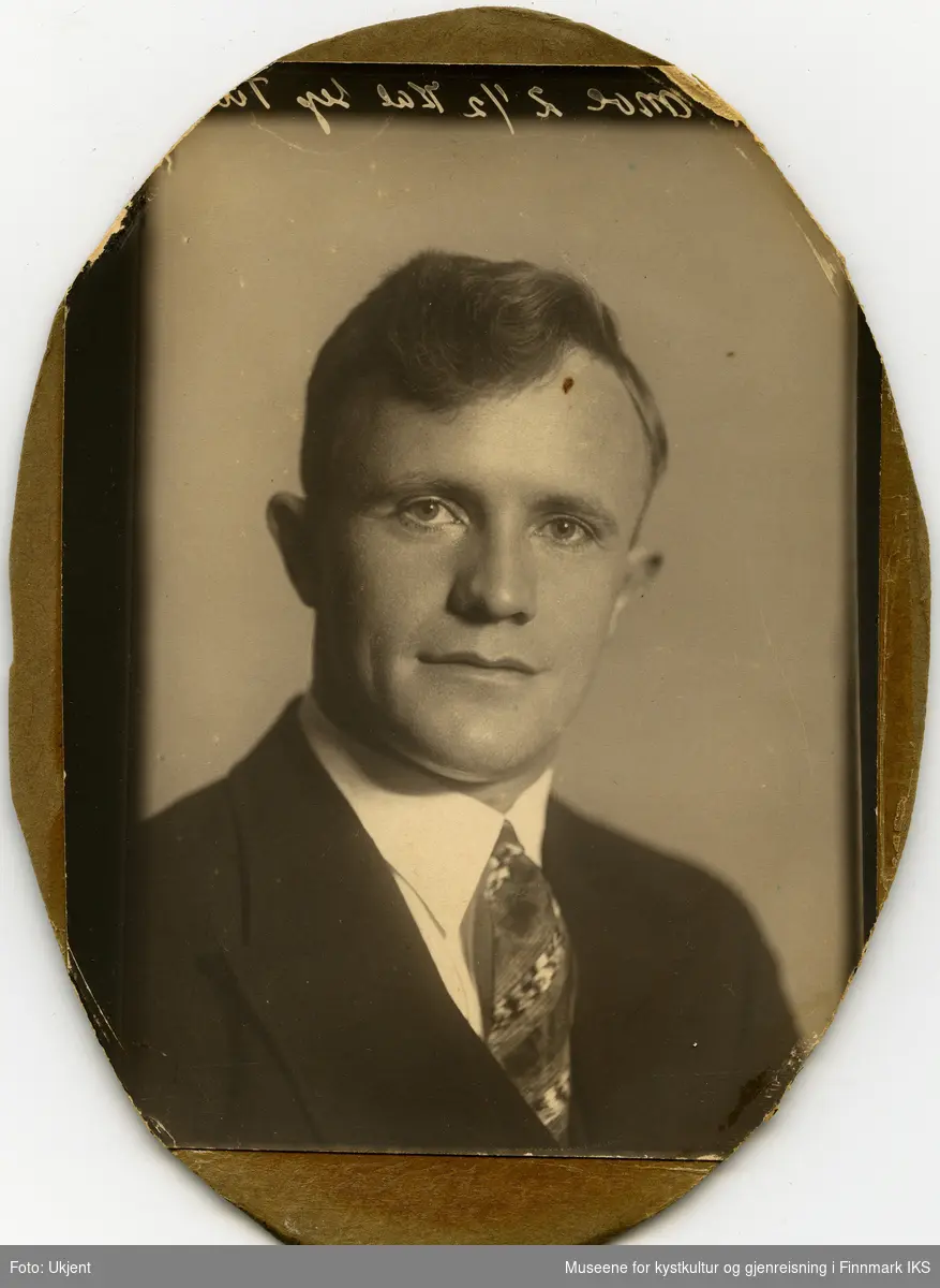 Portrett av en mann i dress med slips.