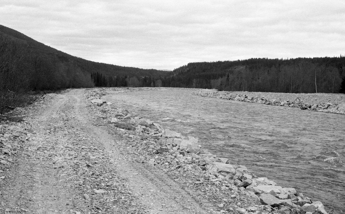Vei langs Undsetåa, Rendalen, Hedmark. Steinfyllinger langs elva.