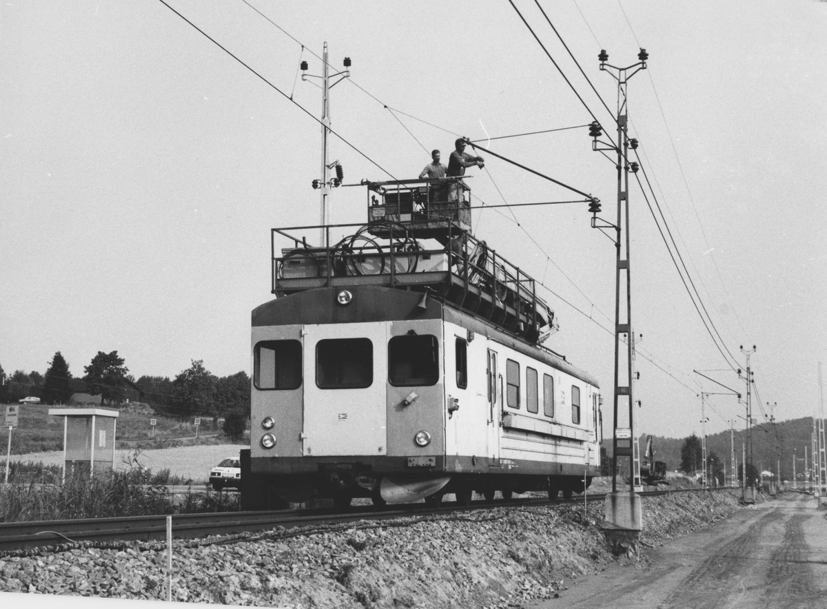 Ett lok med okänd funktionalitet står på spåret i Anneberg, Lindome 1990-08-31.
