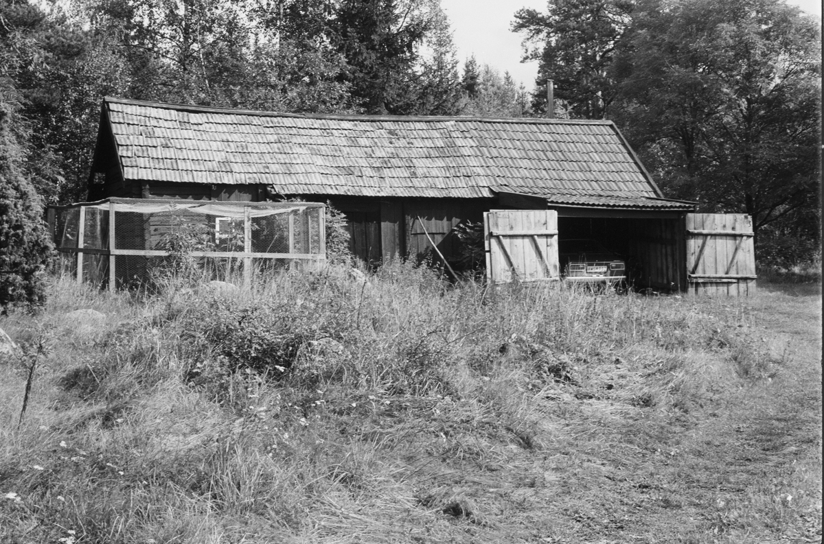 Uthus och garage, Fiby S:1, Karbo, Vänge socken, Uppland 1984