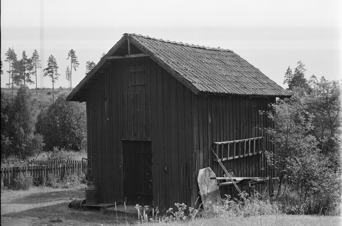 Redskaps- och vedbod, Ekeby 7:1, Kvarntorp, Vänge socken, Uppland 1975