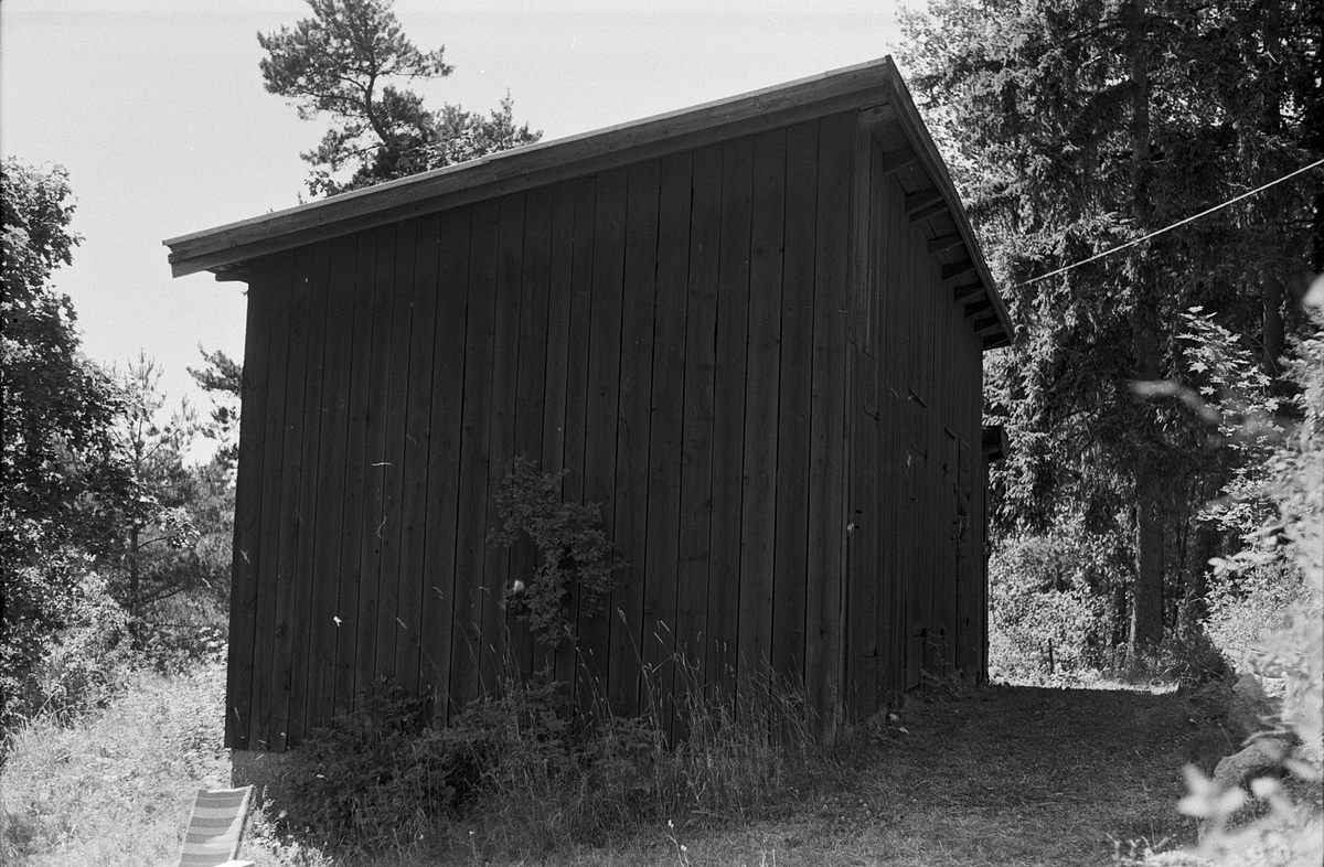 Vedbod och ladugård, Körlinge 5:1 och 6:1, Huggbo, Vänge socken, Uppland 1975
