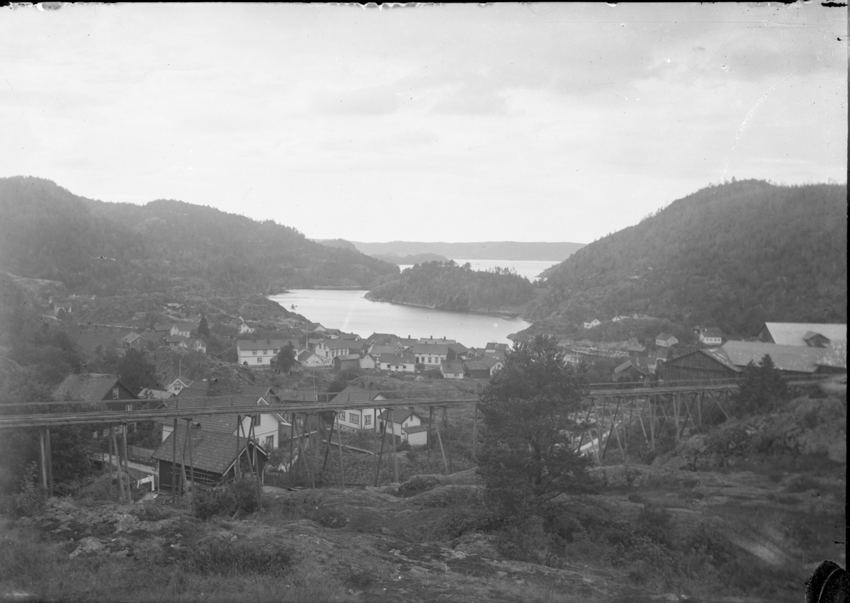 Isrenner fra Torsdal tjenna går forbi bebyggelse ned til ishusene på Menstad, Kil, Sannidal. Fjorden.
