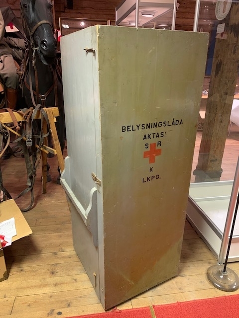 Belysningslåda
Grå låda med rött kors på locket, "Belysnignslåda Aktas! SRK LKPG"  
Innehåller stor Lux-lampa

Innehåller manual märkt "augusti 1926"