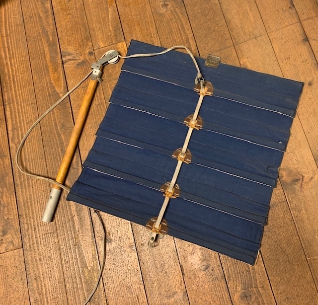 Signalskärm m/1926

Skärmduk med fem lameller som är blå på den ena sidan och vita på den andra. Tecken erhålles genom att visa den vita ytan kortare eller längre tid.

Käpp av trä och metall.