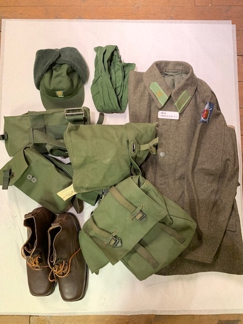 Komplett uniform M/58, Sergeant T1

- Bruna marschkängor
- Grön vinterkeps m/59 
- Stridssele 
- Vapenrock m/58 vadmal
- Byxor m/58
- Halsduk