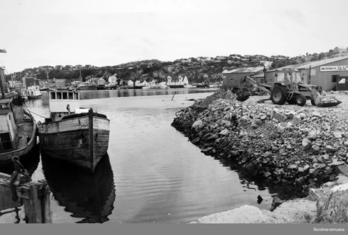 Sanering på Devoldholmen. eldre båter. Bildet er fra avisa Tidens Krav sitt arkiv i tidsrommet 1970-1994. Nå i Nordmøre museums fotosamling.