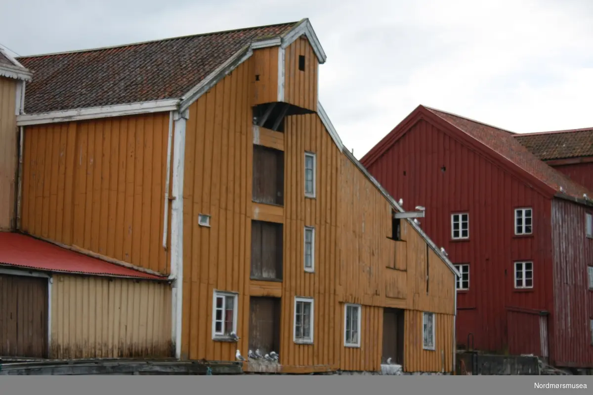 Sammen med Milnbrygga og Hjelkrembrygga danner Woldhuset og -brygga og skipperboligen "Strandhuset" et hele. Anleggene forteller hver på sin måte ulike sider av norsk klippfiskhistorie, men de sistnevnte bygningene forteller også om andre sider ved fiskerinæringen i Kristiansund og på Nordmøre. Bøkkerverkstedet i Woldbrygga produserte tretønner som var den viktigste emballasjen i fiskerinæringen på 1800-tallet. Woldbryggas eldste del er tømret, mens bolighuset er i reisverk. Woldbrygga er også brukt som lagringsplass for gjenstander.