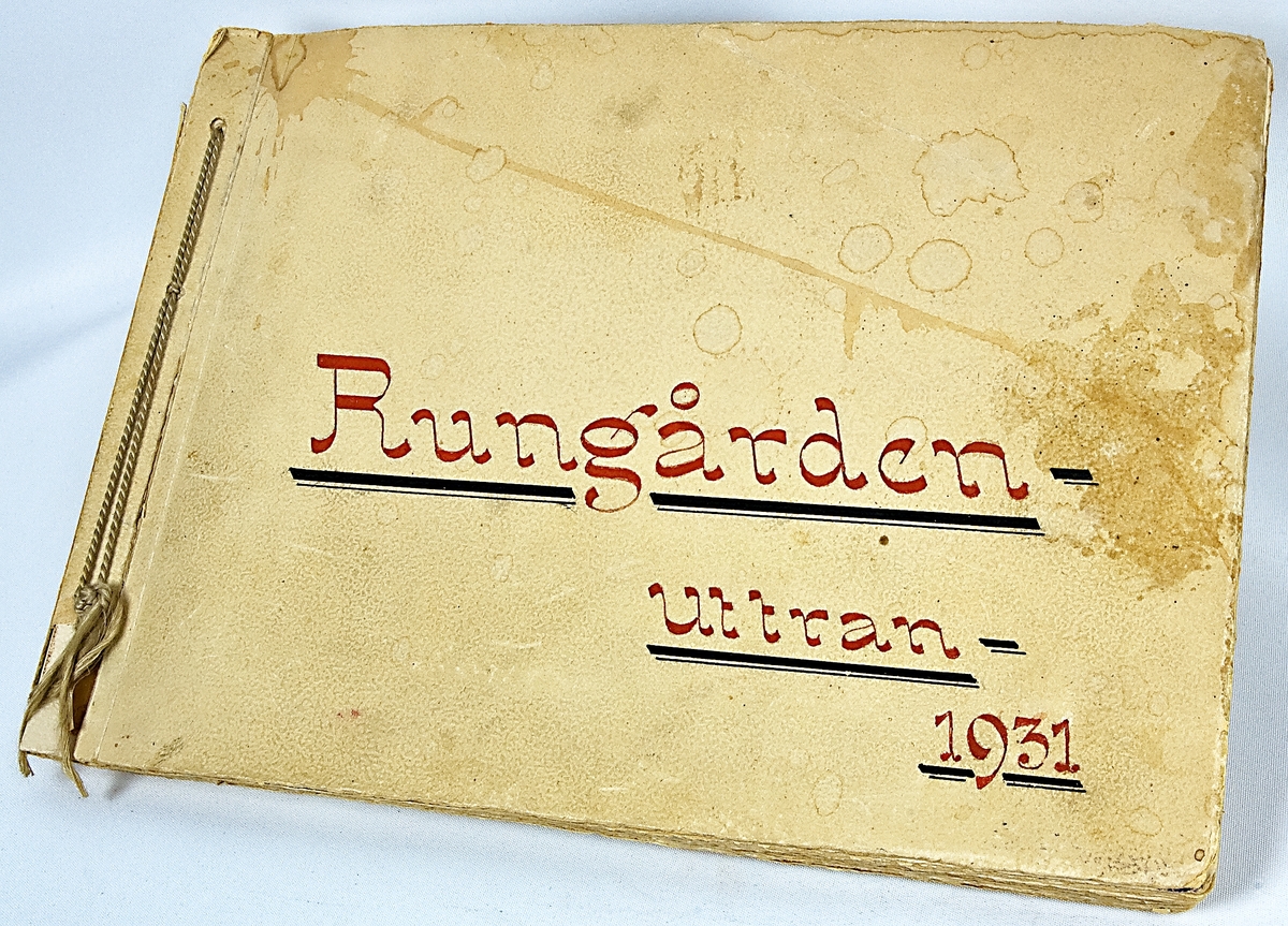 Fotoalbum innehållande bilder på Rungården i Uttran. Inbunden pärm med pappsidor. På framsidan  texten "Rungården. Uttran. 1931.".