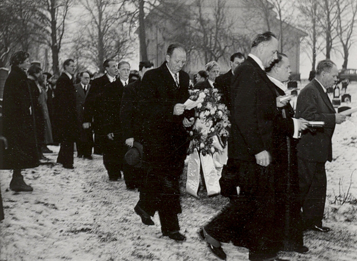Seks bilde frå gravferda til Neri Valen i 1954