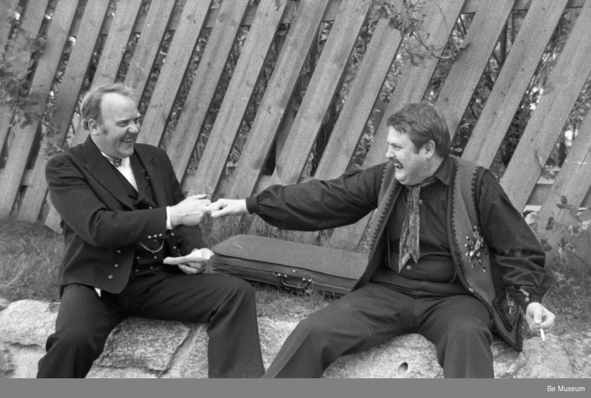 Bjarne Øverbø frå Åmotsdal og Knut Buen frå Tuddal drar krok under Fylkeskappleiken i 1982.