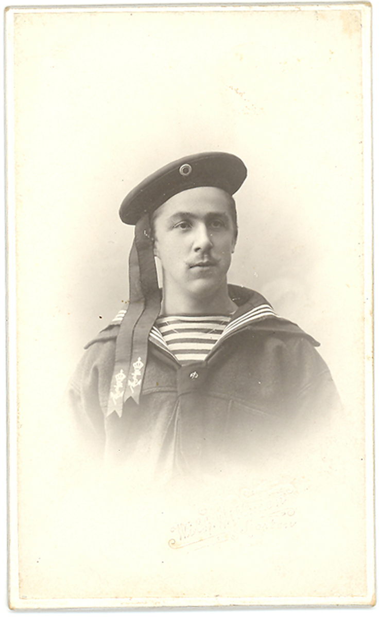 Bilde av ung mann i militær uniform