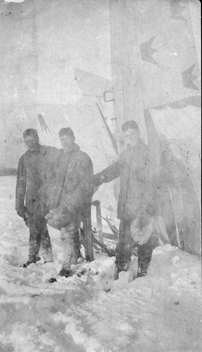 Havererat flygplan Albatros NAB 9 nummer 758 på Malmen den 14 januari 1918. Flygplanet står på nosen. Tre militärer står bredvid.