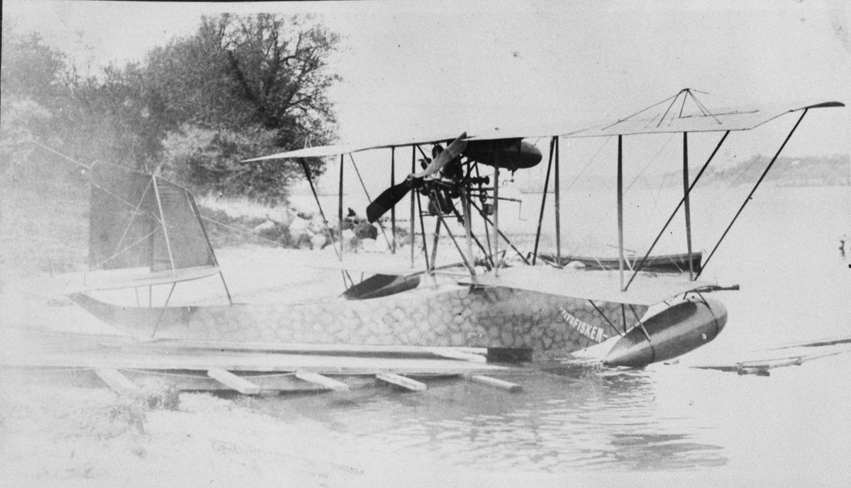 Flygplan Donnet-Lévêque L II, märkt "Flygfisken" vid slip på sjön Värtan.