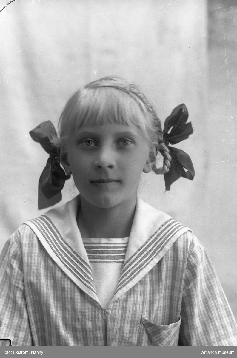 Anna Karin Zackrisson i fotoateljén på Mogärde i Vetlanda. Anna Karin var dotter till fotografen Nannys syster Amy.