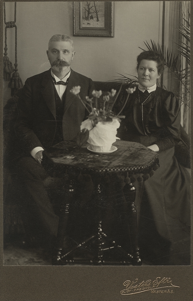 Thure August Malmström, född 1862-09-30 i Linköping, med hans första hustru Laurentina Augusta Susanna Hallgren, född 1862-08-11 i Eskilstuna. Thure var från år 1889 verksam som tandläkare i Lidbeckska gården vid Stora Torget i Västerås.