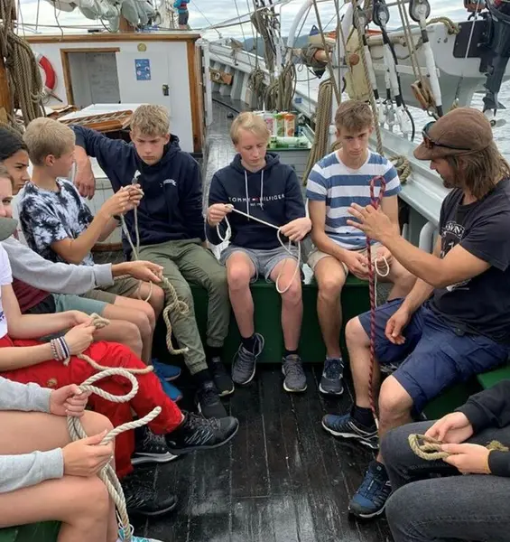 Gjeng med ungdommer som lærer knuter om bord på skip