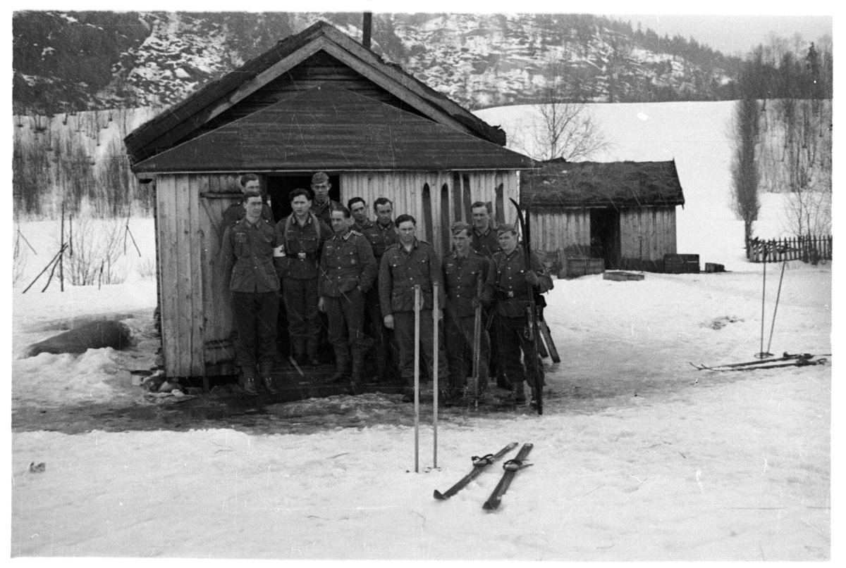 Tyske soldater foran en hytte.