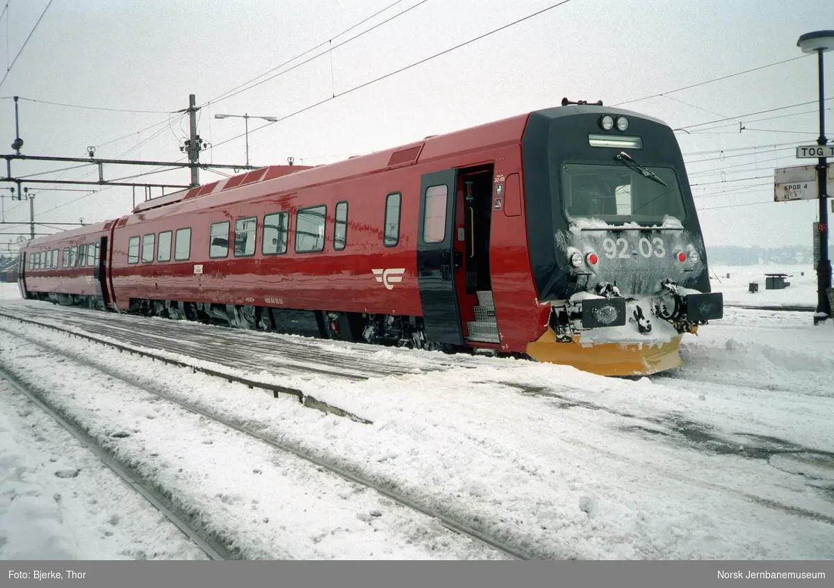 Motorvognsett type 92 med motorvogn 92 03 fremst i tog 376 fra Røros på Hamar stasjon