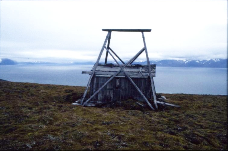 Fundament för vindhastighets- och vindfaneregistreringsapparat på toppen av Saurieberget på Kapp Thordsen. Uppsatt i samband med internationella polaråret 1882-1883.