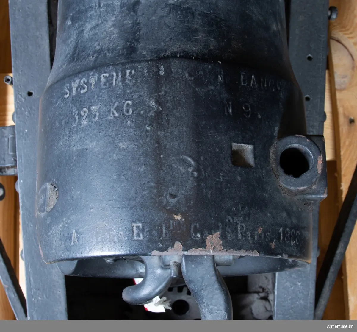 Grupp F I.
Svartmålat eldrör. På högra tappen märkning från Wendes artilleriregemente (W.A.R ?? 7 cm Batt ??? (9)).