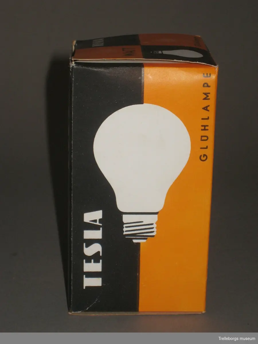 Tre förpackningar med glödlampor.
a: Innehåller 60W glödlampa.
b: Innehåller 60W glödlampa.
c: Innehåller 60W glödlampa.