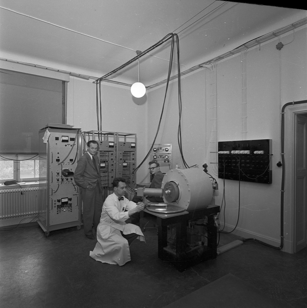 Fysikum, Kai Siegbahn i laboratorium, Uppsala 1957 Upplandsmuseet