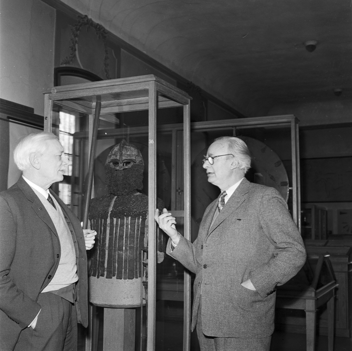 Gustavianum, professorerna Sune Lindqvist och Mårten Stenberger vid en sköld, Uppsala 1958