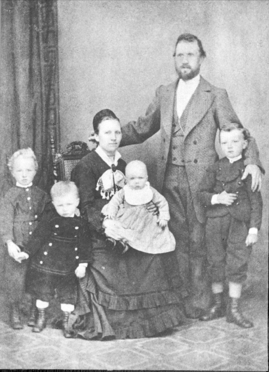 Studioportrett av ekteparet Hartvig og Johanne Gabrielsen med fire barn.