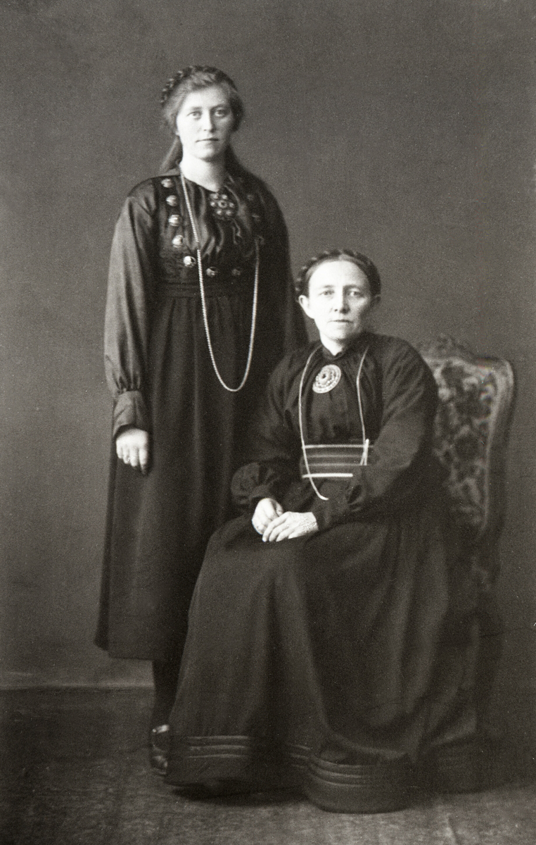 Sitjande Ingrid G. Sisjord, f. 1874, d. 1931 og dottera Gunhild Hansdtr., f. 1900