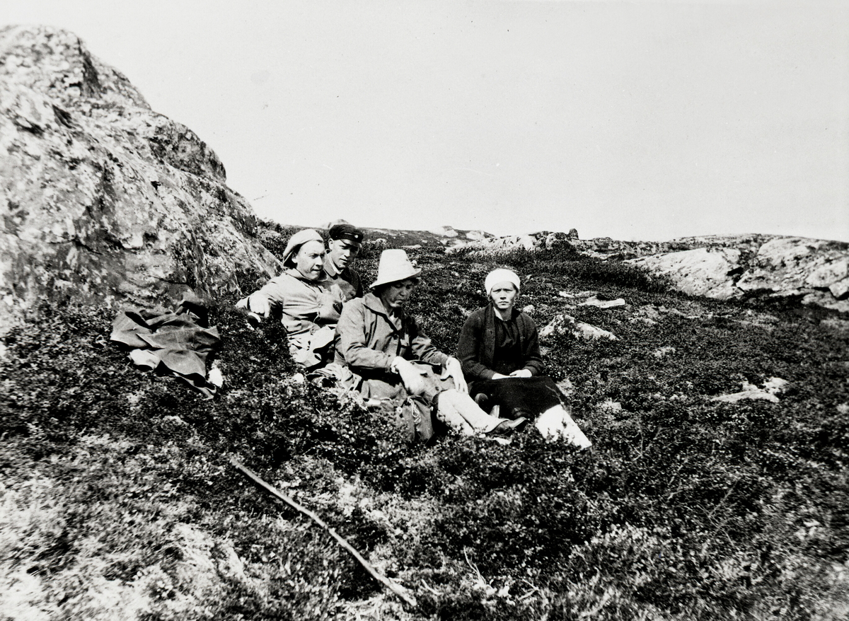 Fire personar har rast på fjelltur Fra v.: Erik Kittilsson Skogen, systera Johanne Halvorsen, Ronnaug Saga og Johannes Saga bak.
