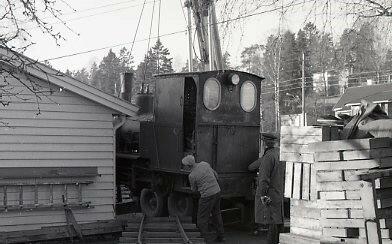 Lossing av damplokomotivet i gartneriet på Haslum. Foto: Olaf Wiegels. (Foto/Photo)